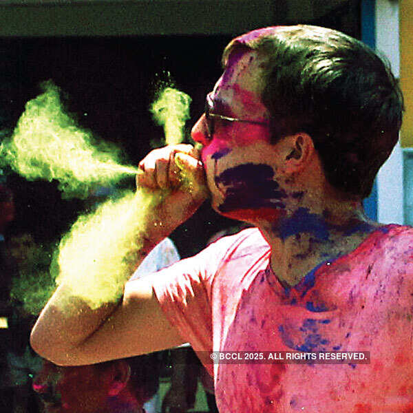 Foreign tourists play Holi!