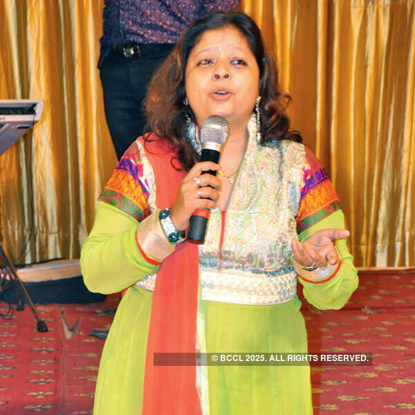 Neelam and Shunty hosts pre-Holi bash