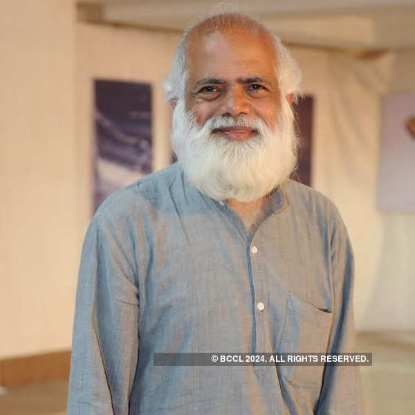 Ravi Jadhav inaugurates an exhibition