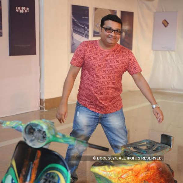 Ravi Jadhav inaugurates an exhibition