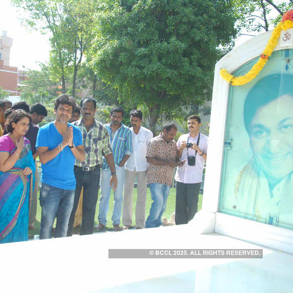 Shivarajkumar at Dr Rajkumar's Samadhi