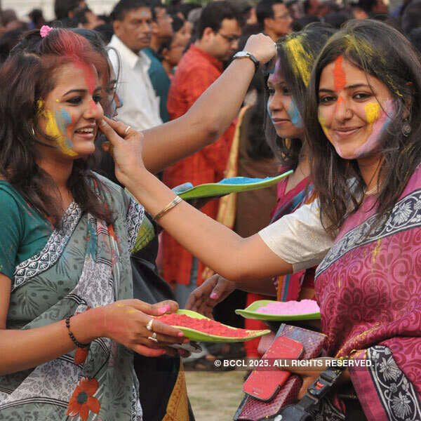 Santiniketan&rsquo;s Dol celebrations