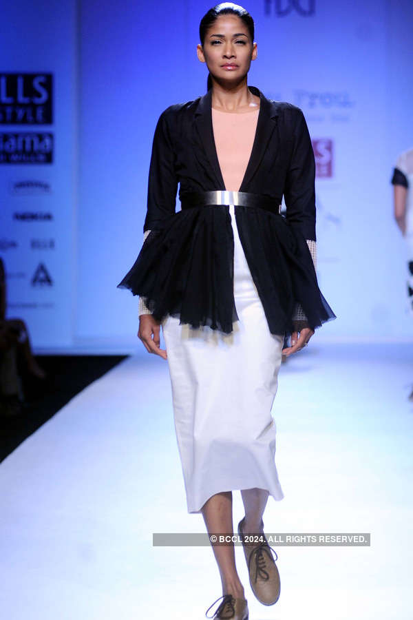 Surelee showcases a creation by designer Archana Rao on Day 3 of Wills ...