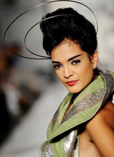 A model presents a creation by Colombia's designer Isabel Henao during  Colombia Moda fashion show in Medellin on July 29, 2008 - Photogallery