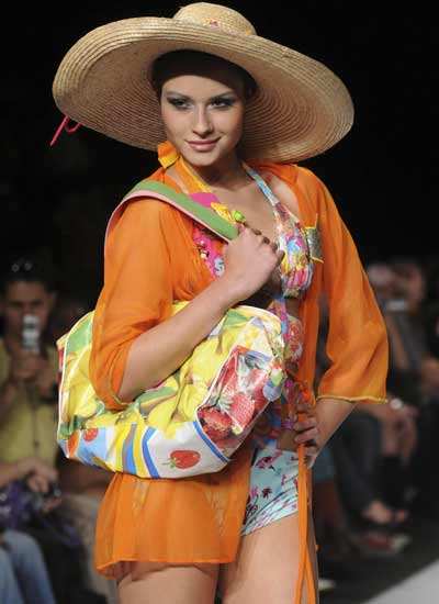 A model presents a creation by Leonisa during Colombia Moda fashion show on  July 30, 2008 - Photogallery