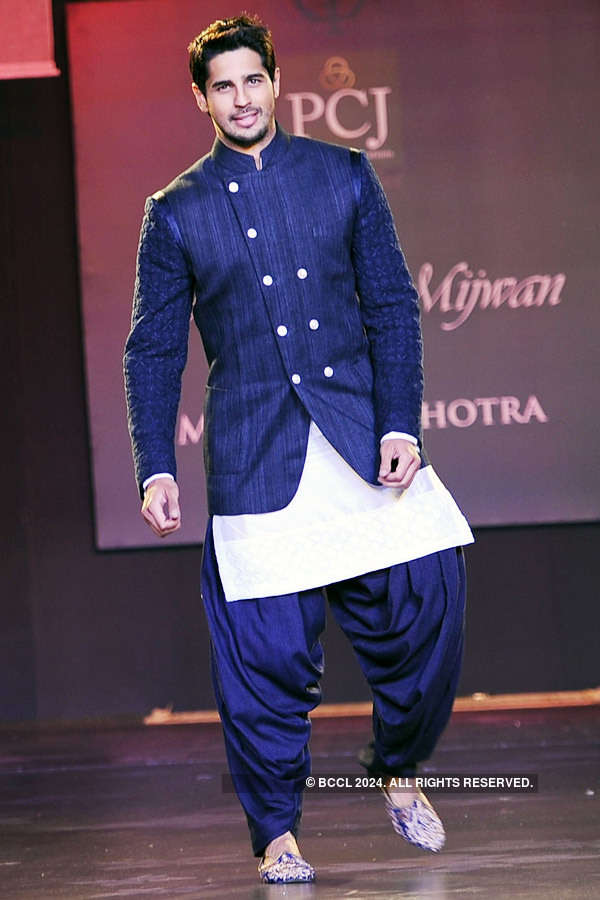 Akshay Kumar walks the ramp in designer Manish Malhotra's creation ...