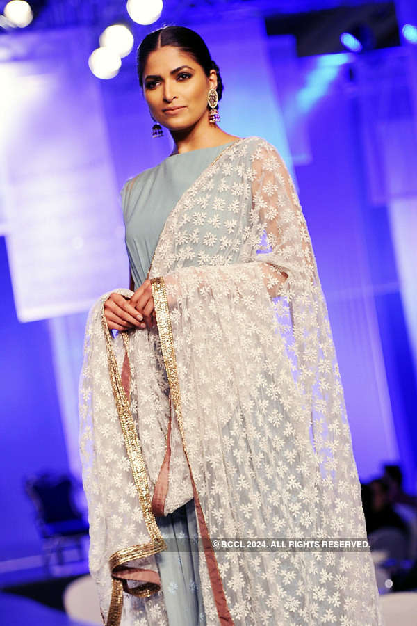 Sucheta Sharma walks the ramp in designer Manish Malhotra's creation ...