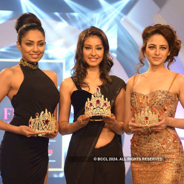 Unveiling PC Jewellers Miss India 2014 crowns