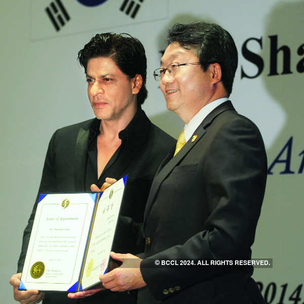 SRK at Korean ceremony