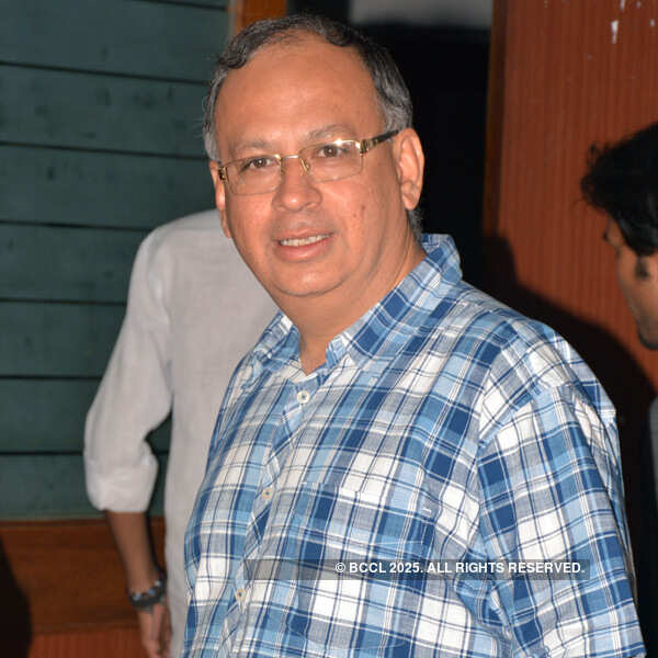 Jhoot bole Kauwa Kate: A play