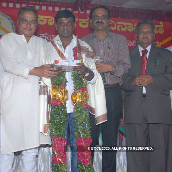 Ambareesh, Duniya Vijay observe May Day