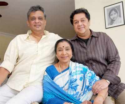 Playback singer Asha Bhosle with sons Vikas (L) and Anand on her 75th birth  anniversary at her residence in Mumbai on September 8, 2008 - Photogallery