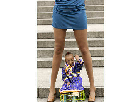 World's shortest man with the 'Queen of Longest Legs'