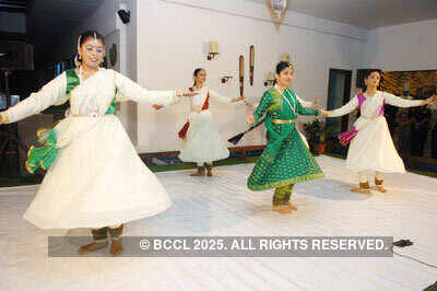 Party to honour Shashi   