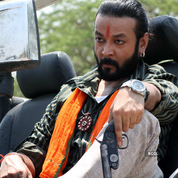 Santosh, Tia an item?