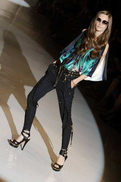 A model wears a creation part of the Gucci Spring/Summer 2009 fashion ...