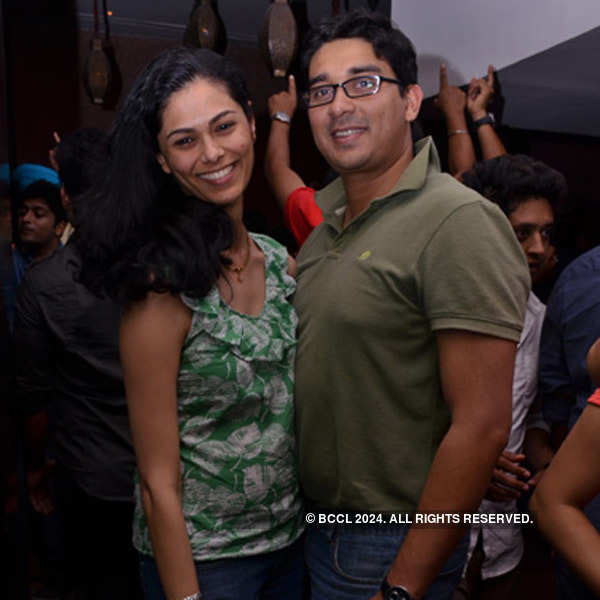 Party people groove to desi tunes at i-Bar