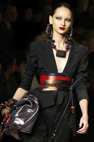 A model wears an outfit by US fashion designer Marc Jacobs for Louis Vuitton  at the Spring-Summer 2009 ready-to-wear Paris Fashion Week, October 5, 2008.  (UPI Photo/Eco Clement Stock Photo - Alamy