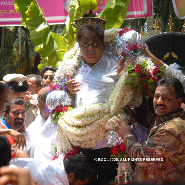 Amabreesh celebrates birthday with fans