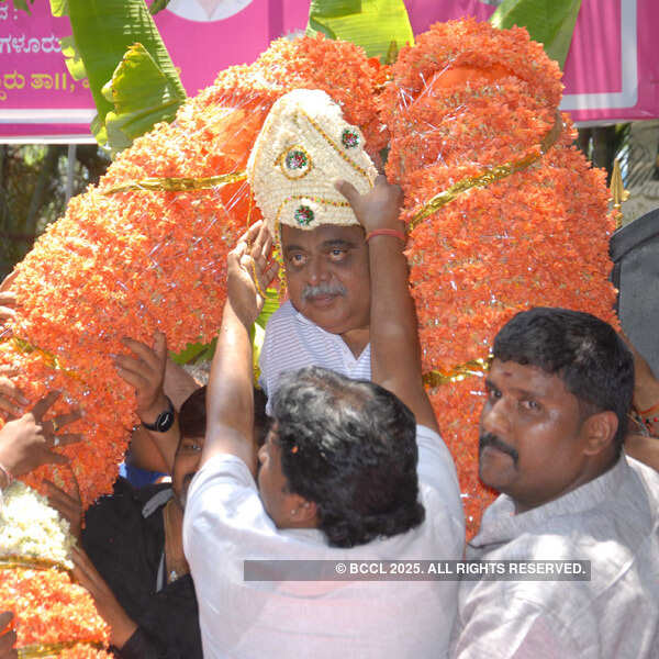 Amabreesh celebrates birthday with fans