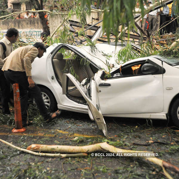 Delhi: Sudden storm strikes
