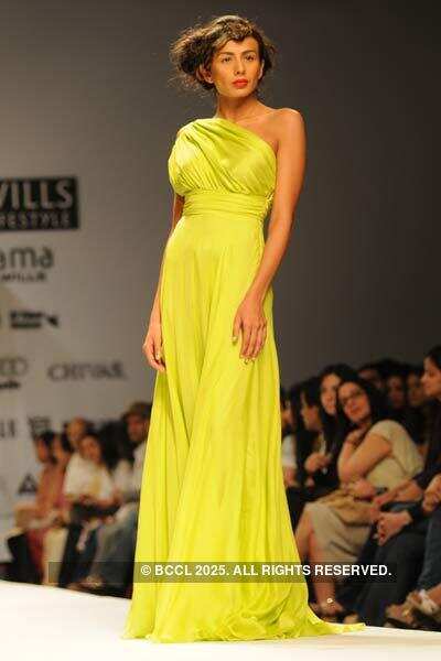 Donna Masih Displays A Creation By Designers Gauri And Nainika During The Wills Lifestyle India Fashion Week Spring Summer 09 In Delhi On October 15 2008 Photogallery hot photos