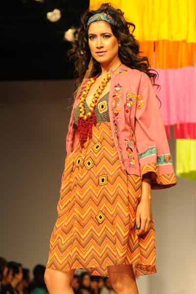 Neha Kapur presents a creation by designer Rina Dhaka's Spring/Summer ...