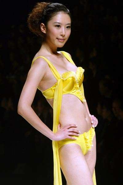 Model Displays New Creation Fashion Show Lingerie Brand Aimer