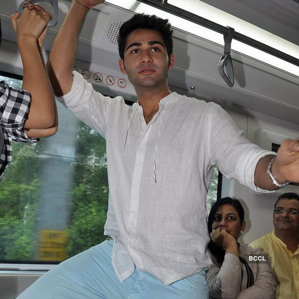 Armaan, Deeksha take a metro ride