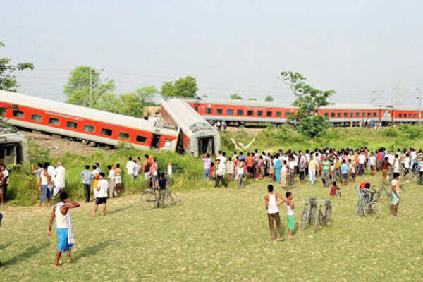 Rajdhani Express derails near Chhapra in Bihar | The Times of India