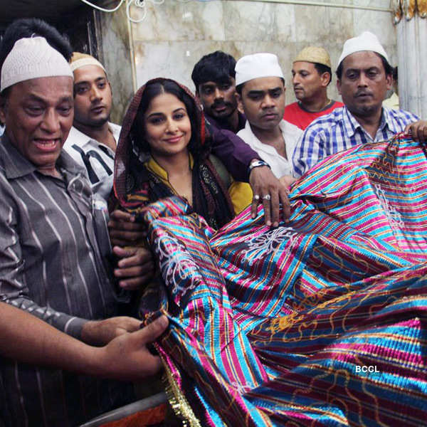 Pictures of famous personalities at shrines