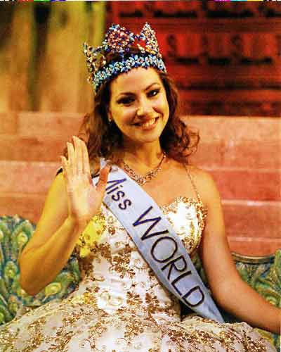 azra akin miss world