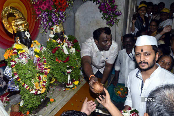 Pictures of famous personalities at shrines