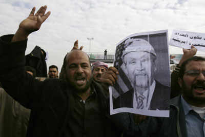 Scribe throws shoes at Bush