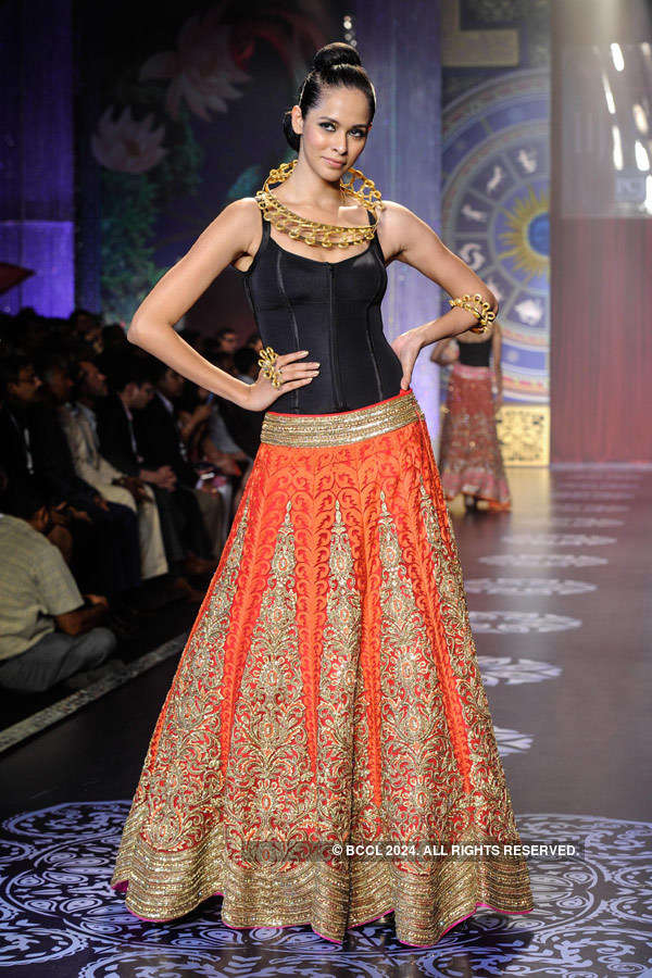 Dipti Gujral walks the ramp for the finale of India International ...