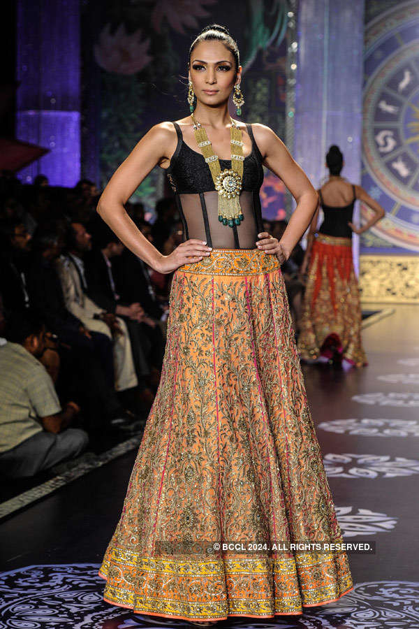 Dipti Gujral walks the ramp for the finale of India International ...