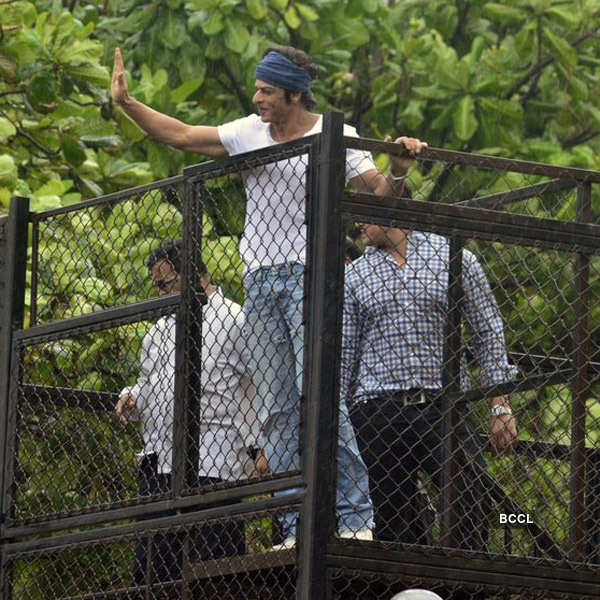 SRK greets fans on Eid