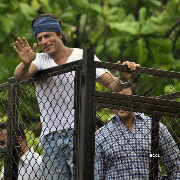 SRK greets fans on Eid