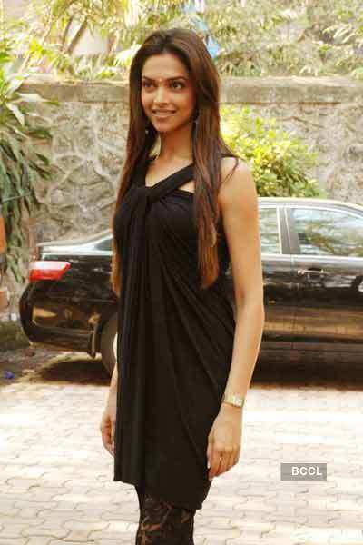 Deepika: Beauty in black