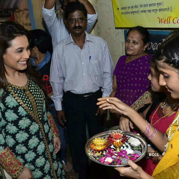 Rani meets school children