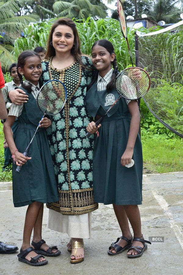 Rani meets school children