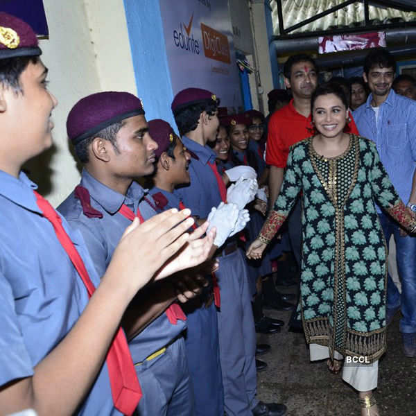 Rani meets school children