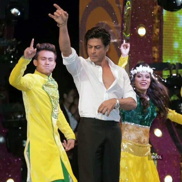 SRK performs at Police show