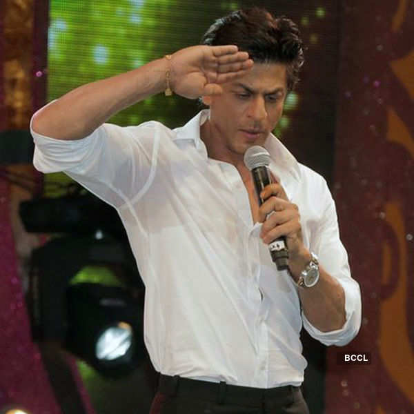 SRK performs at Police show