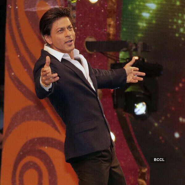 SRK performs at Police show