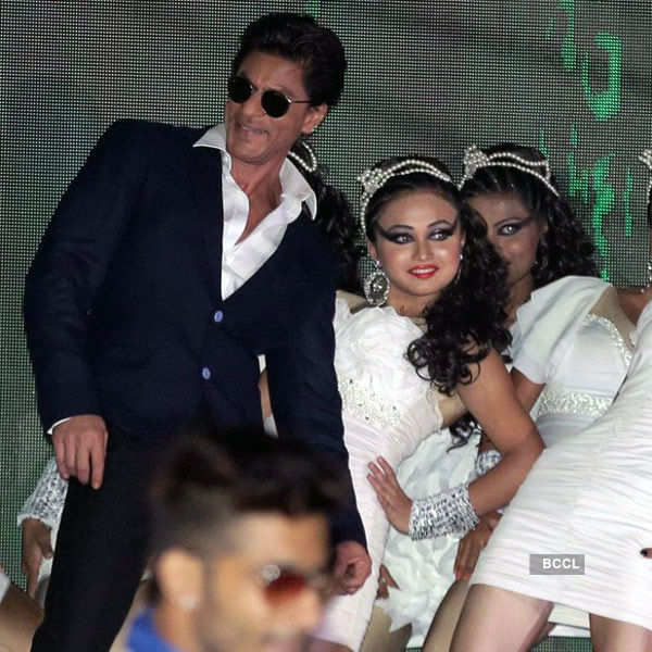 SRK performs at Police show