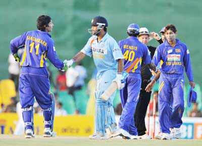 1st ODI: India win by 6 wkts.