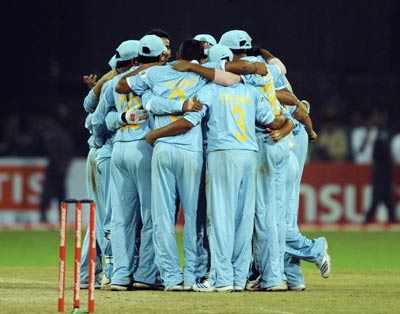 2nd ODI: India beat Lanka
