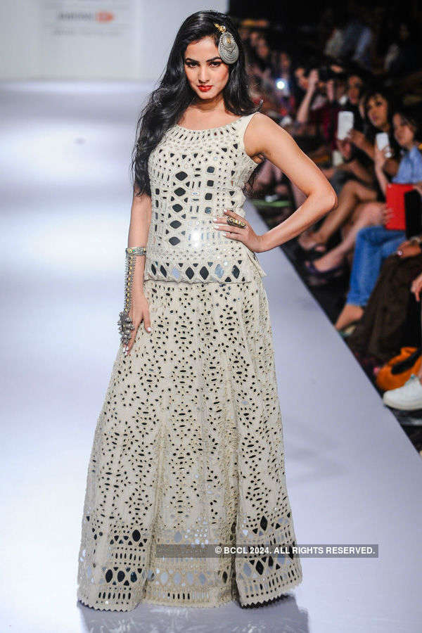 Sonal Chauhan walks the ramp for Purvi Doshi during the Lakme Fashion ...