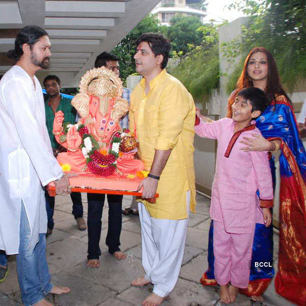 Bollywood Celebs at Ganesh Visarjan